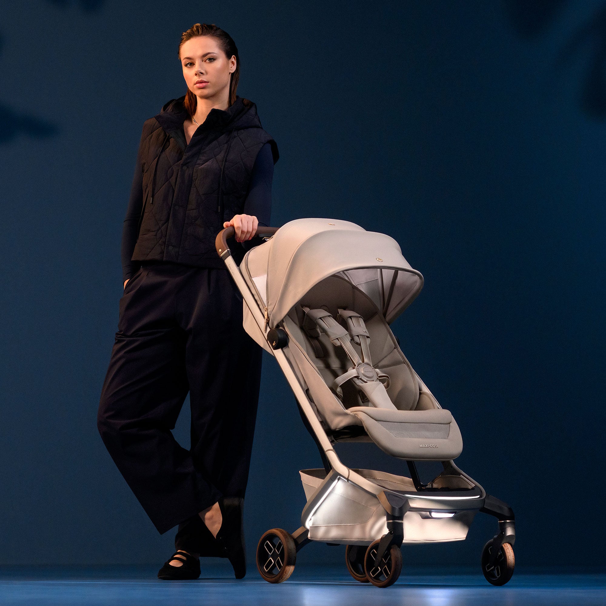 Maxi-Cosi Fame Cabin Zero G Bundle in Oak Truffle