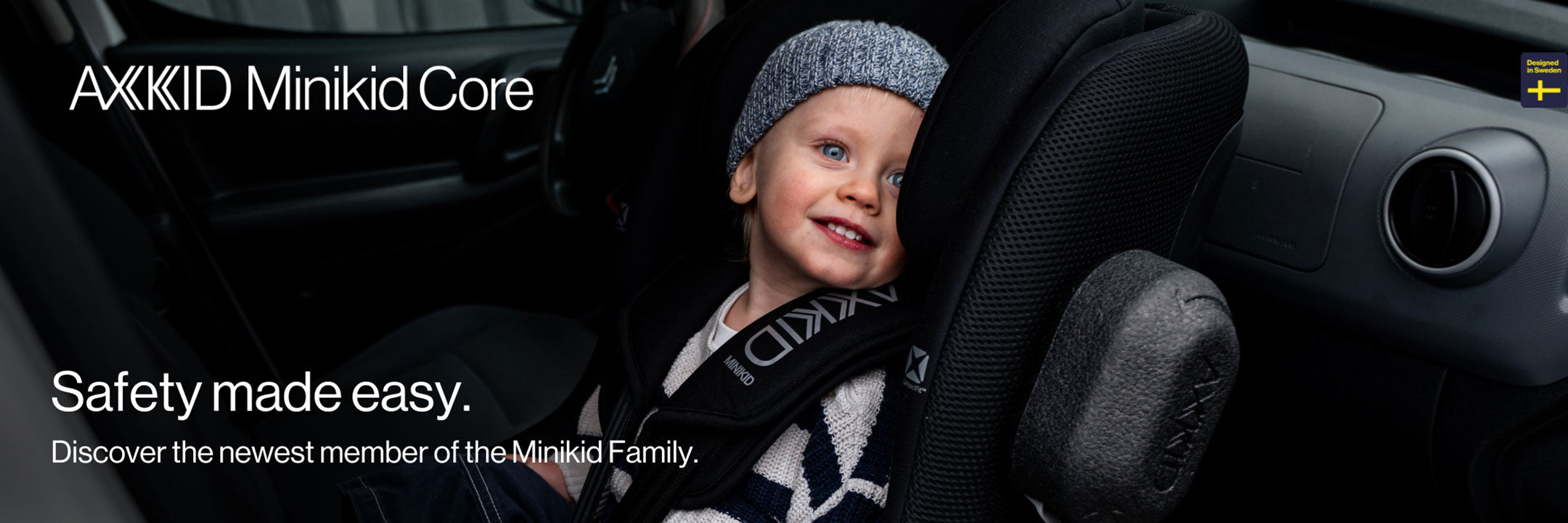 Child in a car seat with AXKID Minikid Core branding