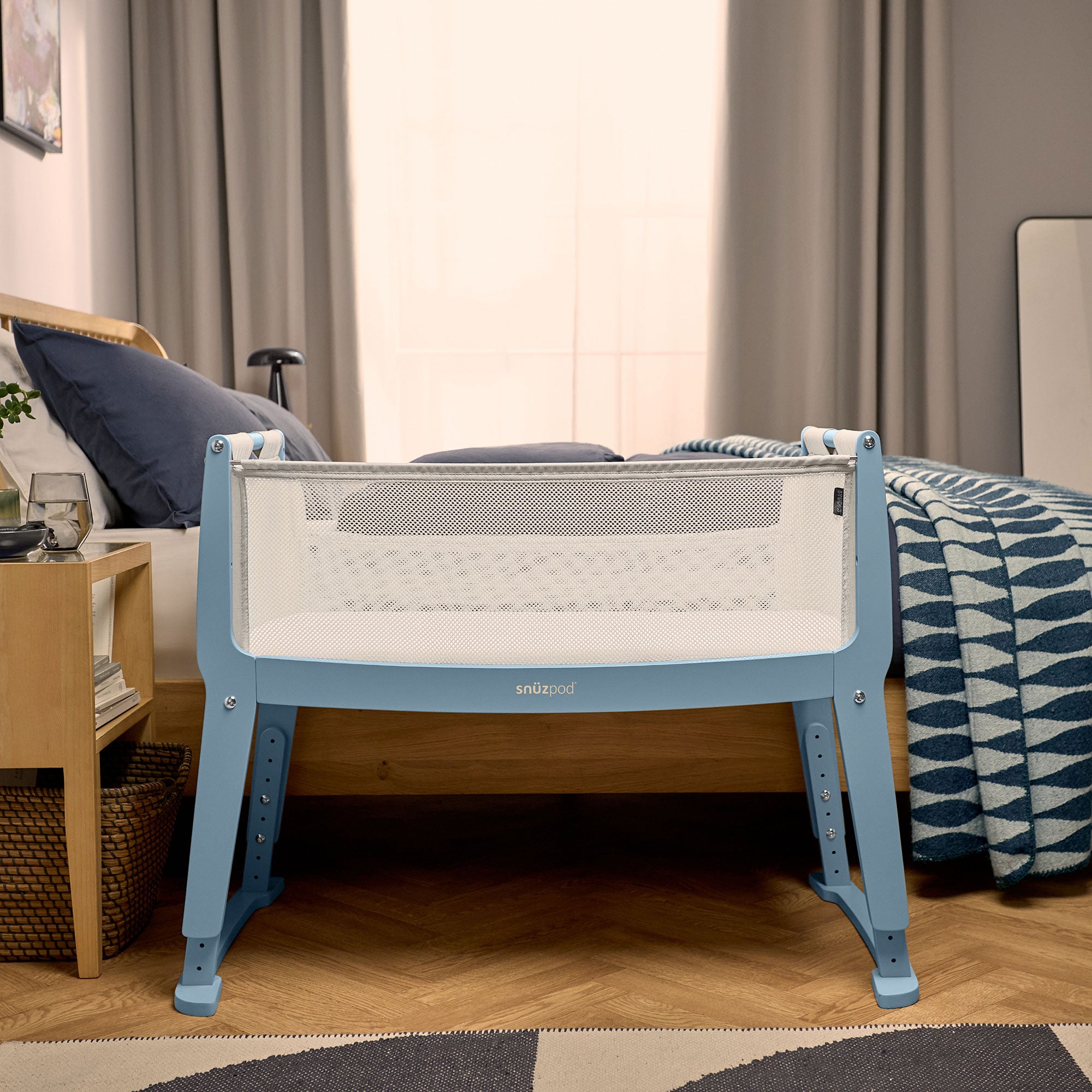 SnuzPod Studio Bedside Crib in Santorini Sky