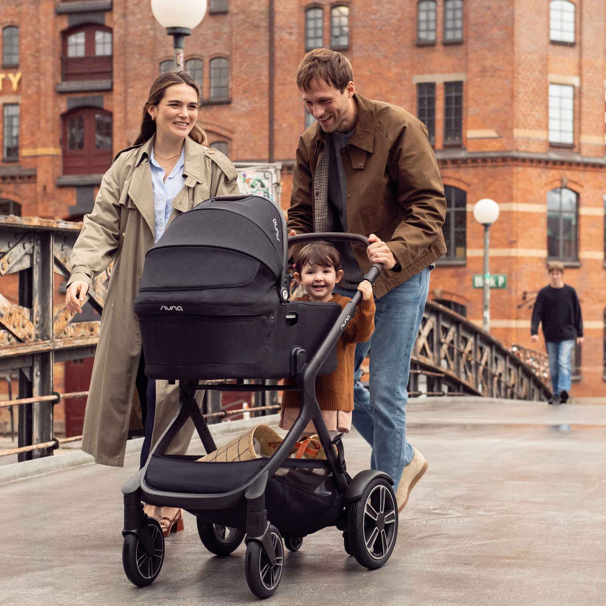 Nuna DEMI Next & PIPA Next Travel System in Caviar Travel Systems Z2BNDEMI1003UK 5056080617565