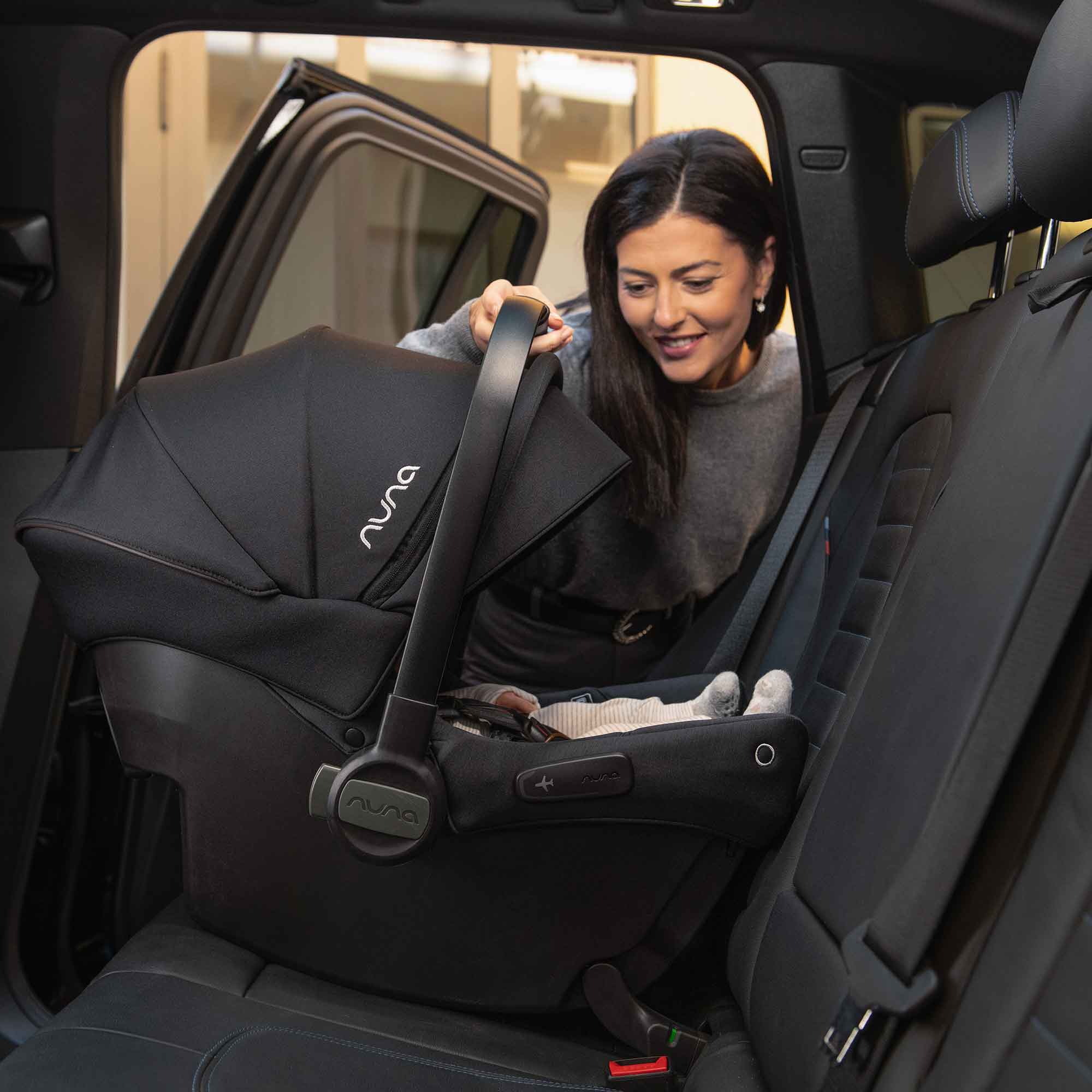 Nuna IXXA Next + PIPA Urbn Bundle in Caviar Travel Systems Z2BJIXXA1002UK 5056080617619