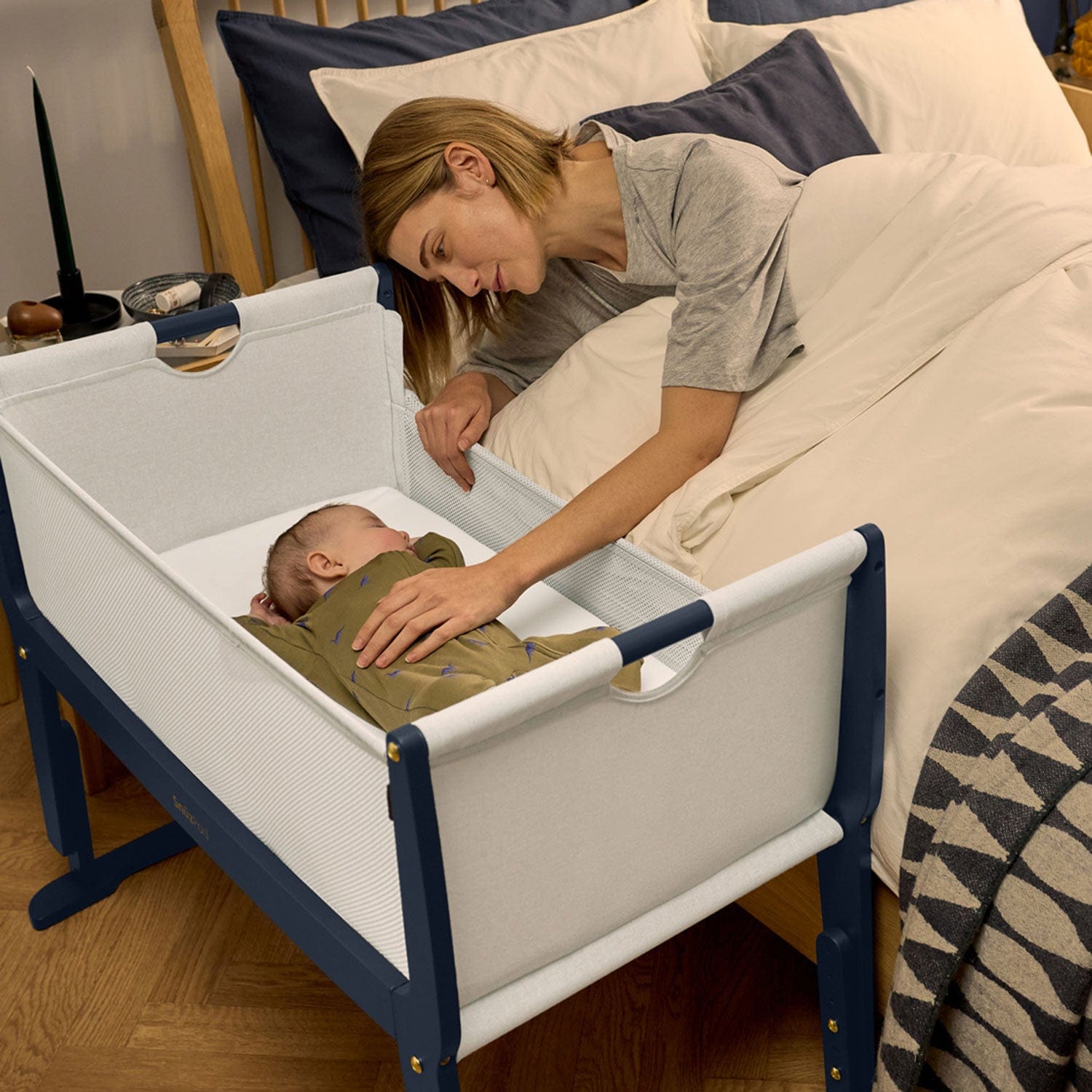 SnuzPod Studio Bedside Crib in London Navy Cribs FN032G 5060730247040