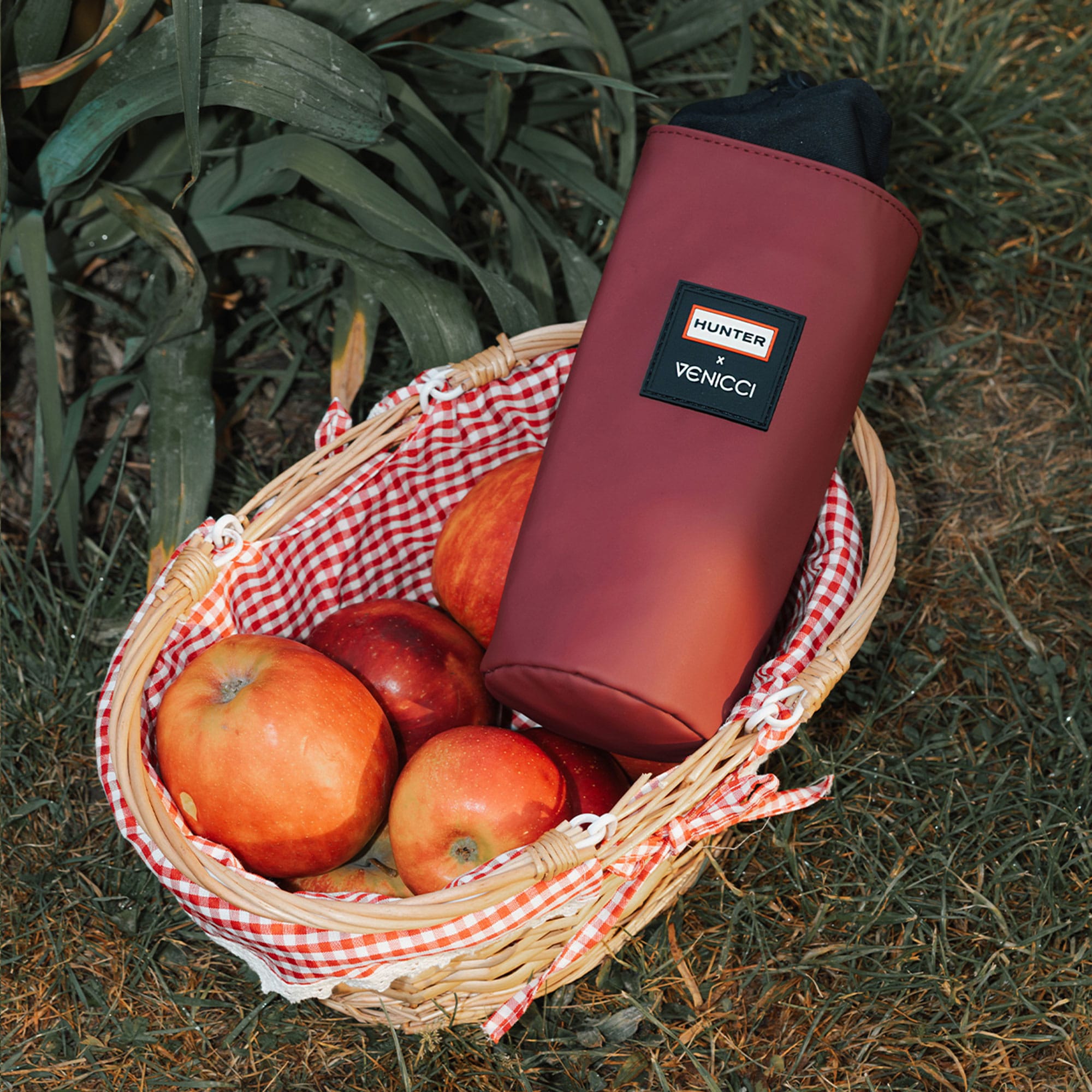 Venicci Tinum Upline 3 Hunter Comfort Bundle in Red Travel Systems